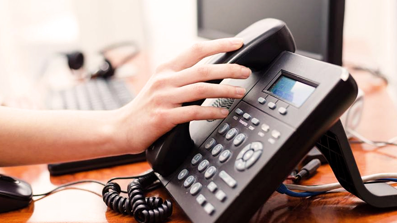 What is the difference between a predictive dialer and an auto dialer